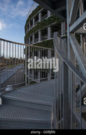 Parkplatz-Anlage, Glostrup Hospital, Copenhagen. Das Runde Gebäude hinterlässt einen minimalen Platzbedarf und Sonnenkollektoren entlang der Fassade mit der grünen Wand bietet einen üppigen visuellen Eindruck eingearbeitet hat. Blick auf die Metalltreppe zu schließen. Stockfoto