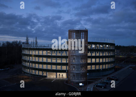 Parkplatz-Anlage, Glostrup Hospital, Copenhagen. Das Runde Gebäude hinterlässt einen minimalen Platzbedarf und Sonnenkollektoren entlang der Fassade mit der grünen Wand bietet einen üppigen visuellen Eindruck eingearbeitet hat. Stockfoto