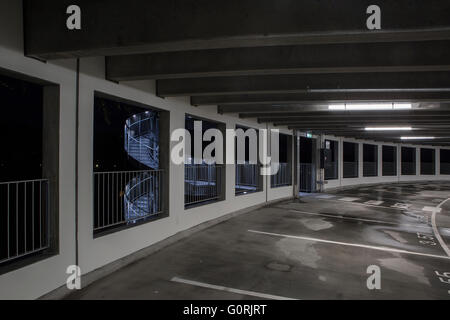 Parkplatz-Anlage, Glostrup Hospital, Copenhagen. Das Runde Gebäude hinterlässt einen minimalen Platzbedarf und Sonnenkollektoren entlang der Fassade mit der grünen Wand bietet einen üppigen visuellen Eindruck eingearbeitet hat. Stockfoto