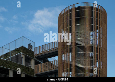 Parkplatz-Anlage, Glostrup Hospital, Copenhagen. Das Runde Gebäude hinterlässt einen minimalen Platzbedarf und Sonnenkollektoren entlang der Fassade mit der grünen Wand bietet einen üppigen visuellen Eindruck eingearbeitet hat. Stockfoto