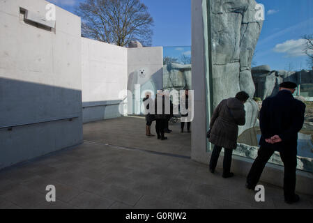 Die arktischen Ring, Copenhagen Zoo. Die Arktis-Ring versucht, natürlichen Lebensraum der Eisbären in der Wildnis der Arktis ähneln. Erfolgte durch die Glasfenster in der Arktis-Ring. Stockfoto