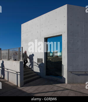 Die arktischen Ring, Copenhagen Zoo. Die Arktis-Ring versucht, natürlichen Lebensraum der Eisbären in der Wildnis der Arktis ähneln. Besucher, die eine Treppe hinunter. Stockfoto