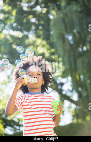 Porträt eines jungen machen Bläschen mit Blase wand Stockfoto