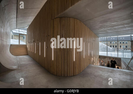 Gammel Hellerup Gymnasium, für Kunst und kulturelle Aktivitäten. Das neue Gebäude besteht aus zwei Ebenen von Bildungseinrichtungen und Klassenzimmern. Gruppe von Studenten, die hölzerne Treppe hinaufzugehen. Stockfoto