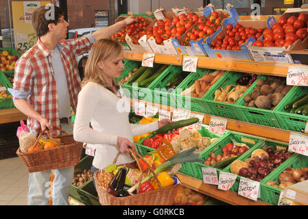 Kunden bei Obst rack, Bio Supermarkt, Bioladen, Vollwert-Shop, Kunde, Self-service, Berlin, Deutschland Stockfoto