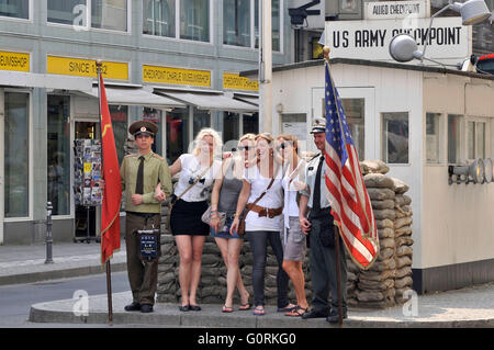 Touristen, Schauspieler, Soldaten, posieren, Foto, Souvenir, Checkpoint Charlie, Friedrichstraße, Mitte, Berlin, Deutschland Stockfoto