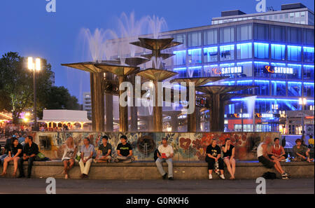 Brunnen der Freundschaft zwischen Nationen, Saturn Shop, Alexanderplatz, Mitte, Berlin, Deutschland / Brunnen der Volkerfreundschaft, Brunnen der V? Lkerfreundschaft Stockfoto