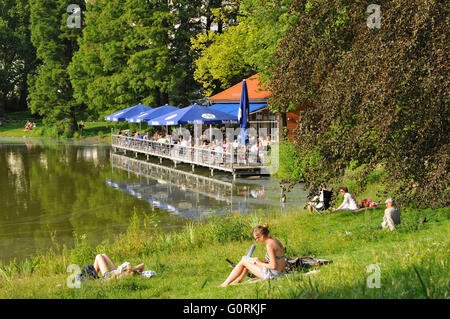 Wiese, Bootshaus Stella, See Lietzensee, Charlottenburg, Berlin, Deutschland Stockfoto