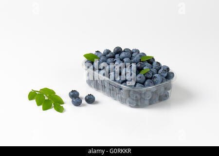 Frische Heidelbeeren in Kunststoff-container Stockfoto