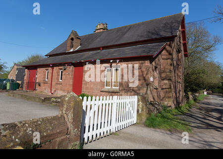 Dorf Churton, Cheshire, England. Malerische Aussicht auf Churtons Dorfhalle. Stockfoto