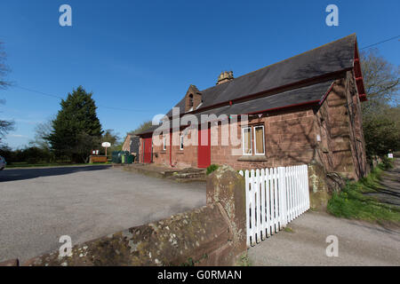 Dorf Churton, Cheshire, England. Malerische Aussicht auf Churtons Dorfhalle. Stockfoto