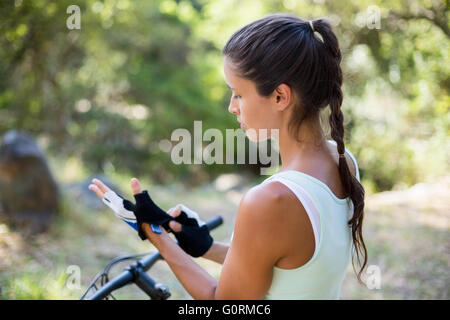 Konzentrierte sich Frau Vorbereitung Fahrt Fahrrad Stockfoto