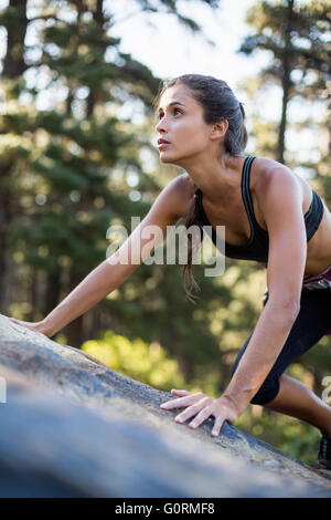 Porträt der Frau Klettern Stockfoto