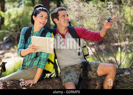 paar lächelnd und mit Karte und Kompass Stockfoto