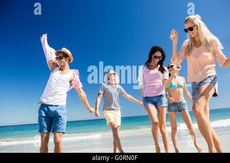 Freunde, tanzen am Strand Stockfoto