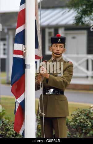 Königliche Armee, 6. Gewehr Gurka Regiment, Fahne heben Stockfoto