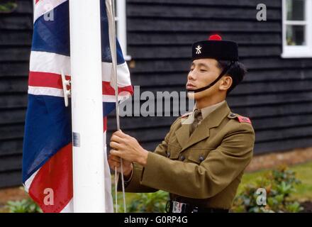 Königliche Armee, 6. Gewehr Gurka Regiment, Fahne heben Stockfoto