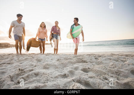 Freunde mit einem Surfbrett und Warenkorb Stockfoto