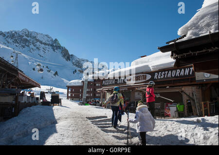 Schneebedeckte Restaurants und Bar in Belle Plagne Ski Resort Village mit Bergkulisse im Winter. Stockfoto