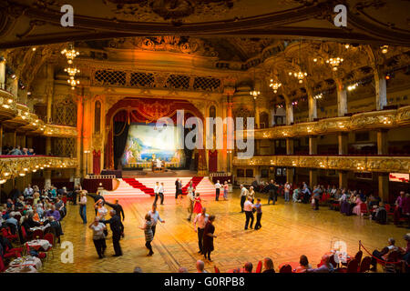 Menschen in Blackpool Tower Ballroom tanzen Stockfoto