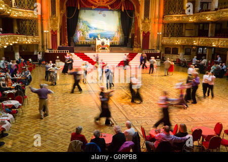 Menschen tanzen in der Blackpool Tower Ballsaal. Stockfoto