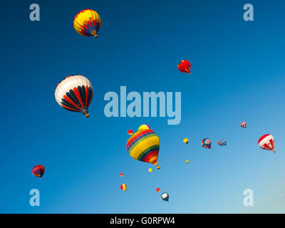 Bunten Heißluftballons auf den sonnigen blauen Himmel Stockfoto