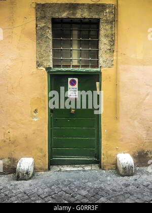Vorderansicht des Vintage Tür in Rom, Italien Stockfoto
