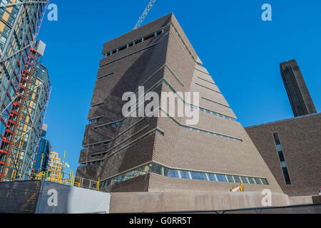 Das äußere der neuen Erweiterung der Tate Modern nähert sich Fertigstellung.  Das Mauerwerk ist vorhanden und das Glas und Interieur sind abgeschlossen. Stockfoto