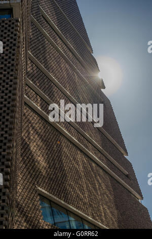 Das äußere der neuen Erweiterung der Tate Modern nähert sich Fertigstellung.  Das Mauerwerk ist vorhanden und das Glas und Interieur sind abgeschlossen. Stockfoto