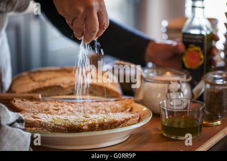 Vorbereitung der typischen italienischen Bruschetta Öl und Salz Stockfoto