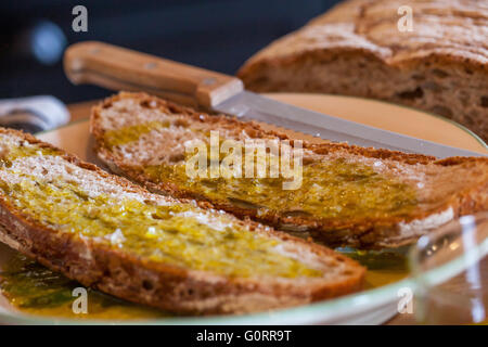 Vorbereitung der typischen italienischen Bruschetta Öl und Salz Stockfoto