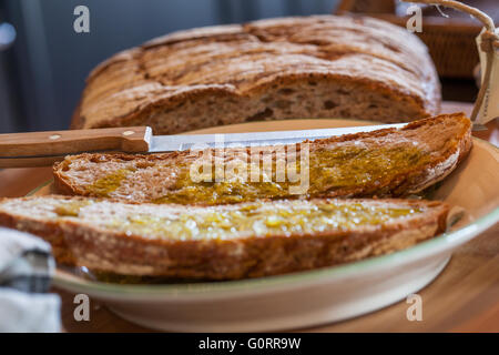 Vorbereitung der typischen italienischen Bruschetta Öl und Salz Stockfoto