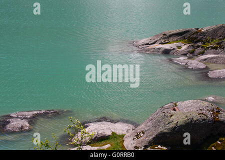 Steinen in reinem Blau Gletscherfluss in Norwegen Stockfoto