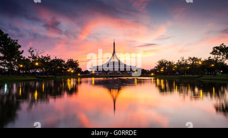 Schöner Sonnenuntergang im öffentlichen Park, Suan Luang Rama IX. Ratchamangkhala Pavillion und Reflexion in der Zeit der Dämmerung Stockfoto