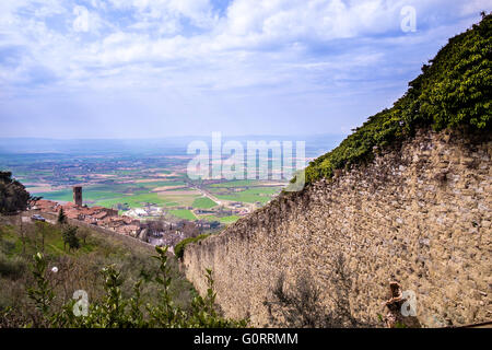 Cortona ist eine der ältesten etruskischen Stadt und angesichts der erhöhten Position 600 s.l.m. Es genießt eine wunderschöne Aussicht Stockfoto