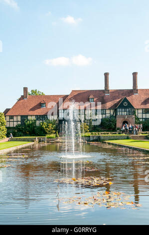 Blick entlang des Kanals in Richtung der Grad II aufgeführten Laboratory an der RHS-Gärten in Wisley in Surrey. Stockfoto