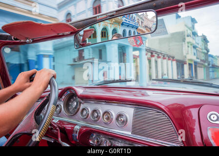 Havanna, Blick aus dem Inneren einer alten klassischen amerikanischen Oldtimer, Kuba Stockfoto