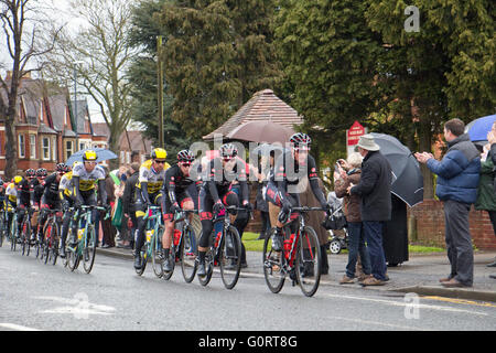 Le Tour de Yorkshire durchzieht Northallerton, North Yorkshire am 1. Mai 2016 Stockfoto