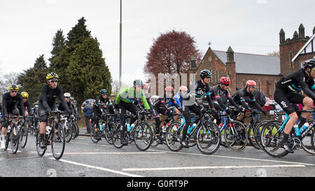 Le Tour de Yorkshire durchzieht Northallerton, North Yorkshire am 1. Mai 2016 Stockfoto