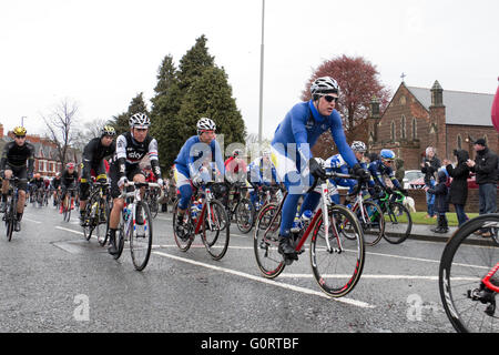 Le Tour de Yorkshire durchzieht Northallerton, North Yorkshire am 1. Mai 2016 Stockfoto