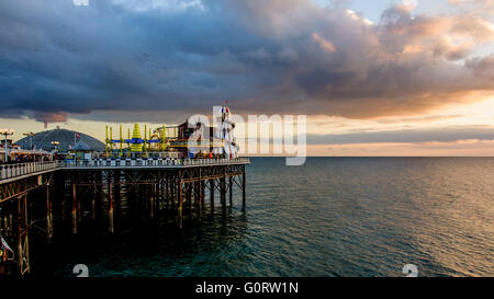 Abend am Brighton Pier, East Sussex, England Stockfoto