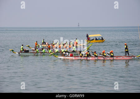 Makassar, Indonesien - ca. November 2015. Drachenboot-Rennen im Losari Beach. Stockfoto