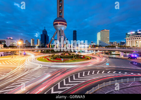Shanghai, China -Oct 6, 2015: erhöhte Gehwege und Kreisverkehre Lujiazui in der futuristischen hoch steigen Stadtteil Pudong. Stockfoto