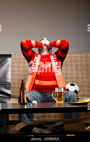 Fußball-Fan auf sofa Stockfoto
