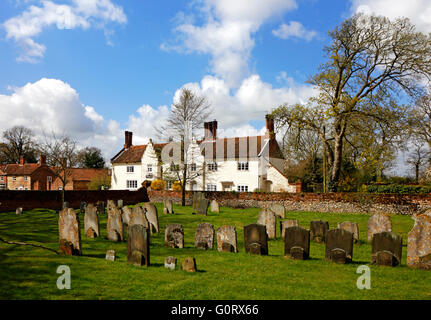 Ein Blick auf die Earle Arms Inn aus dem Friedhof im Dorf von Heydon, Norfolk, England, Vereinigtes Königreich. Stockfoto