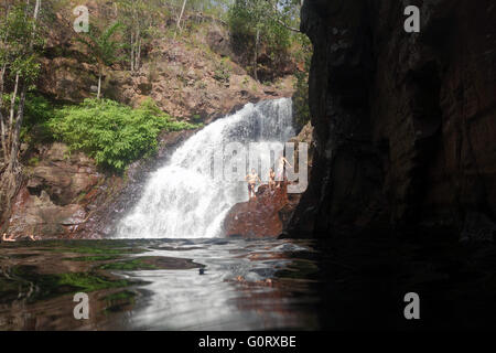 Schwimmer bei Florence Falls, Litchfield Nationalpark, Northern Territory, Australien. Kein Herr Stockfoto