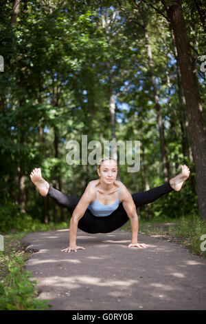 Schön sportlich Fit Yogi Mädchen arbeiten in Wald, praktizieren Yoga im Freien am Sommertag, dabei Arm Gleichgewicht, Handstand Stockfoto