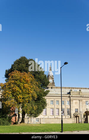 Bolton civic Center und Rathaus von Westen gesehen.  Das halbmondförmige civic Center wurde zwischen 1931 und 1939 gebaut. Stockfoto