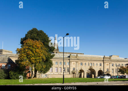 Bolton civic Center und Rathaus von Westen gesehen.  Das halbmondförmige civic Center wurde zwischen 1931 und 1939 gebaut. Stockfoto