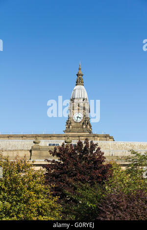 Bolton Rathaus Glockenturm hinter der Stadthalle, von Westen gesehen. Stockfoto